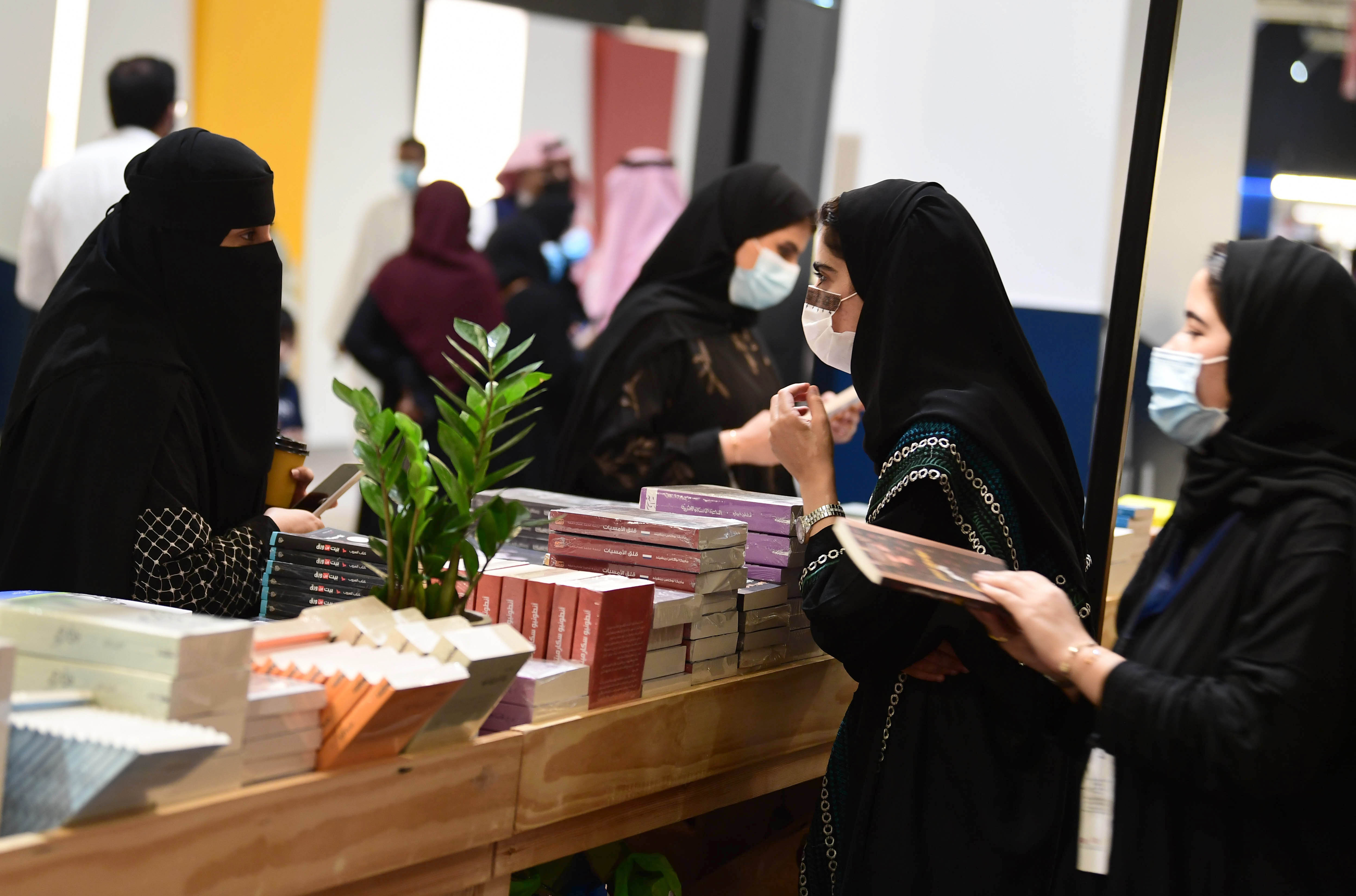 توافد محبي الكتب على معرض الكتاب في ثاني أيامه