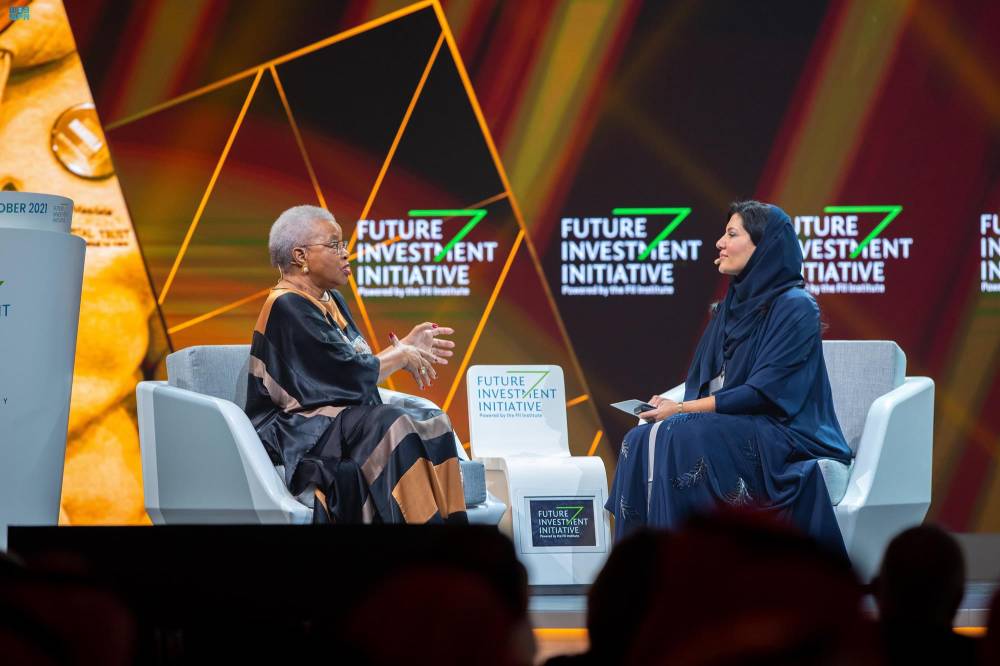 الأميرة ريما بنت بندر خلال إدارتها جلسة السيدة الأولى السابقة لموزمبيق وجنوب أفريقيا.