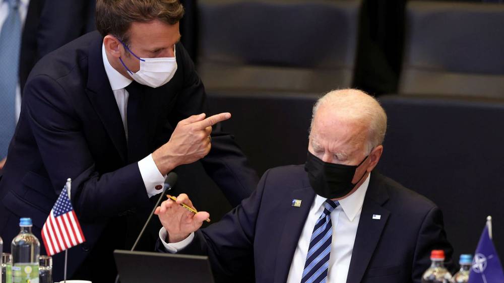 تعمل باريس على التحرك بعيدا عن الغطاء الأمريكي.