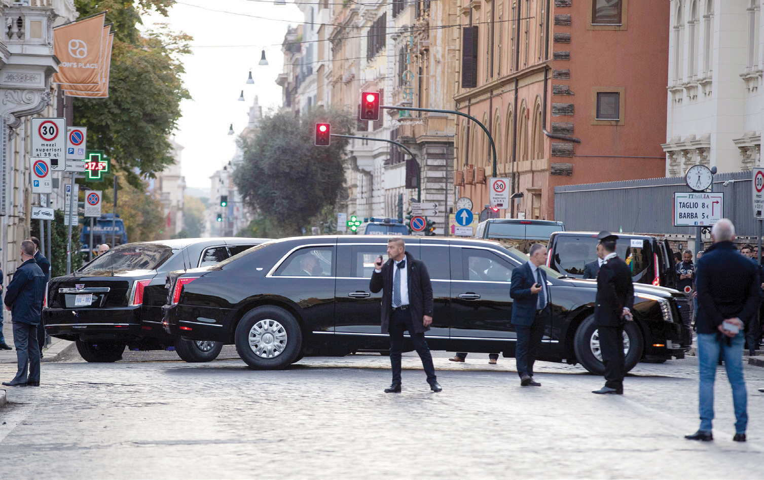 в кортеж байдена врезалась машина. кортеж президента сша на 2021 год. кортеж американского президента. в кортеж байдена врезалась машина. угнать кортеж президента.