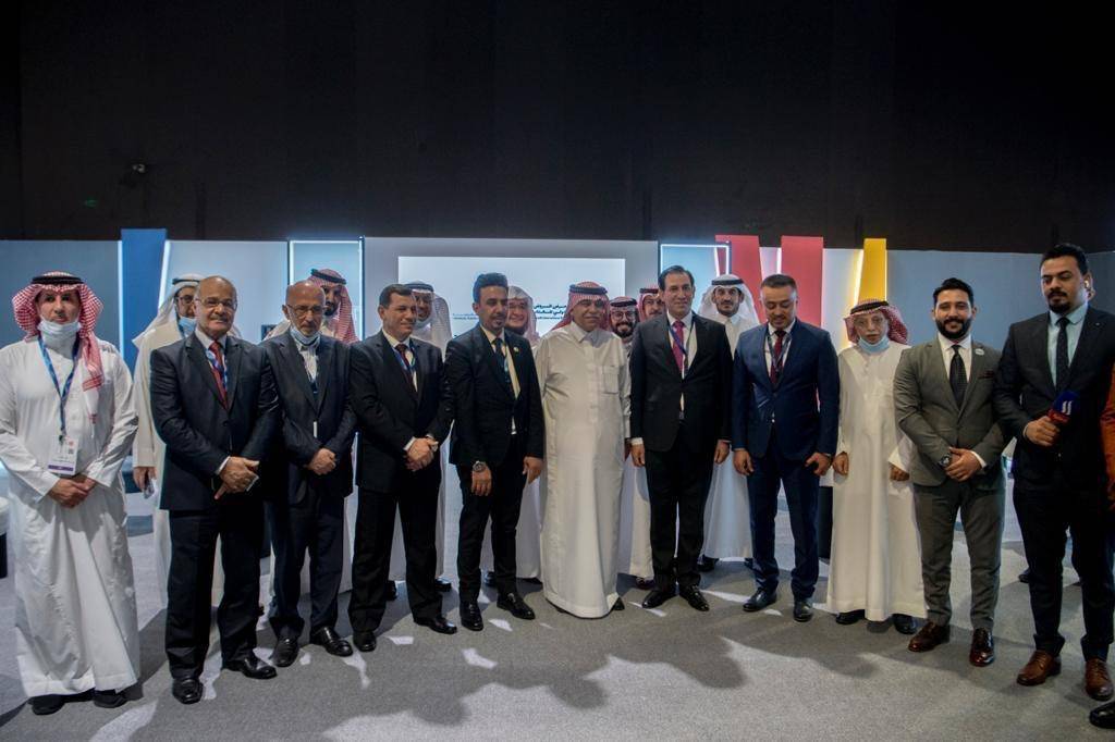 وزير الإعلام المكلف يتوسط الوفد العراقي المشارك.