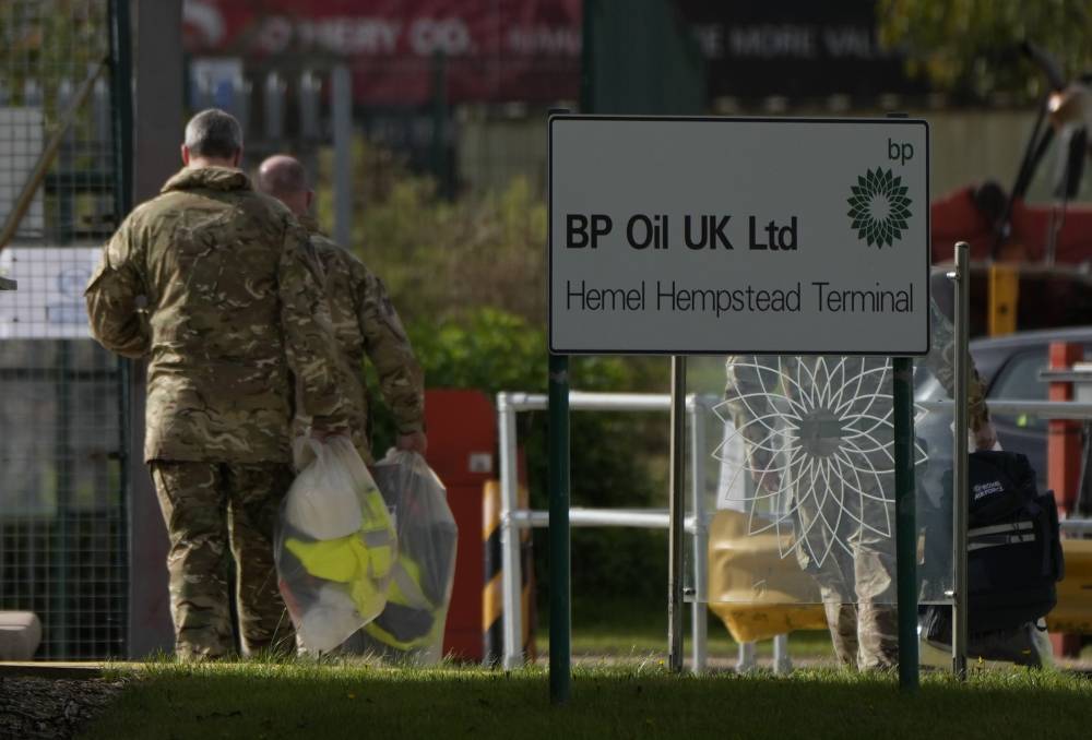 أمرت الحكومة الجيش بالمساعدة في توصيل الوقود لتعويض نقص سائقي الشاحنات. "أ ب"