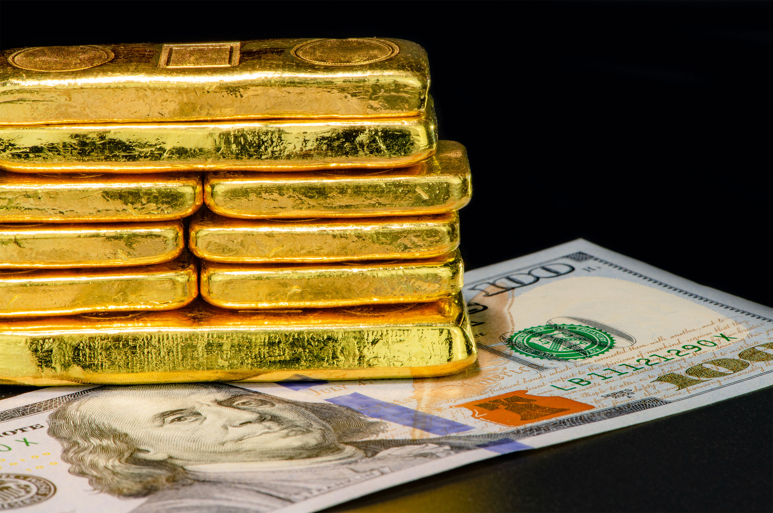 الذهب يهبط مع صعود الدولار وارتفاع عوائد السندات