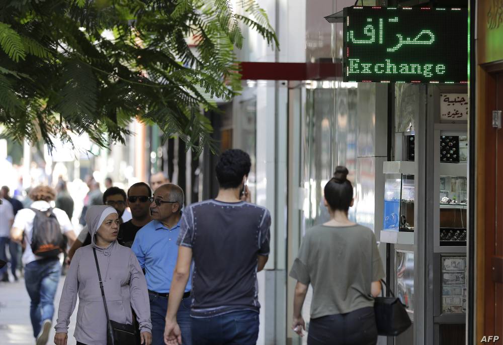 كثير من اللبنانيين يشعرون بأنهم مضطرون لبدء حياة جديدة في مكان آخر بسبب الأزمات المالية.