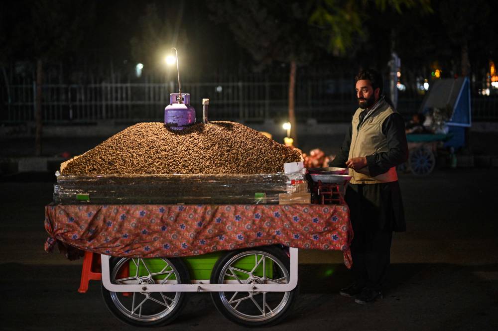 بائع جائل يعرض فواكه مجففة في أحد شوارع العاصمة كابل، التي ينتشر فيها هذا النوع، ولا سيما في الأعياد والمناسبات. «الفرنسية »