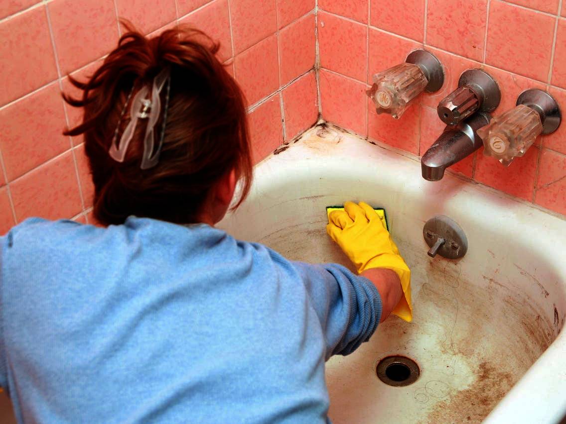 عاملة منزلية.