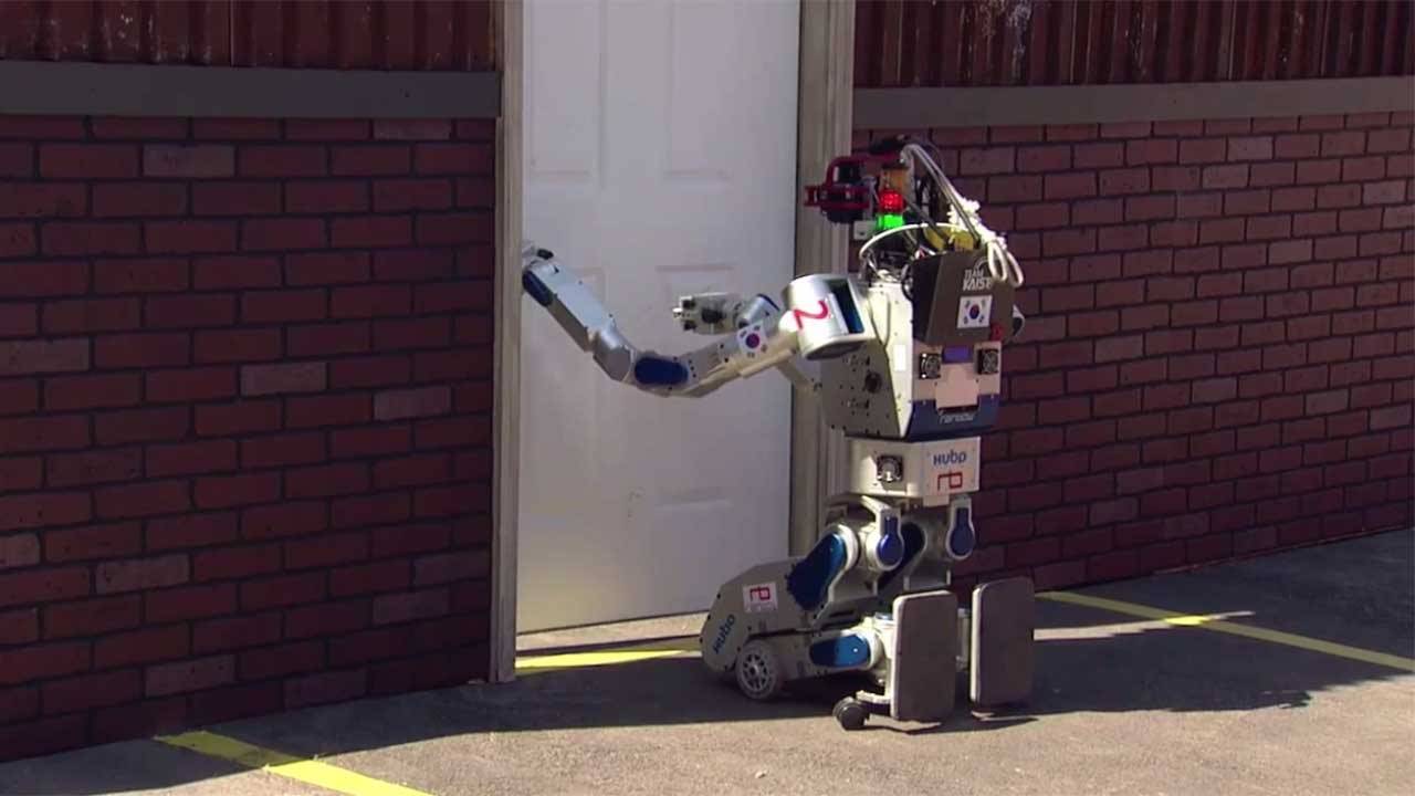 تطوير روبوت ذاتي الحركة يمكنه أن يفتح الأبواب.