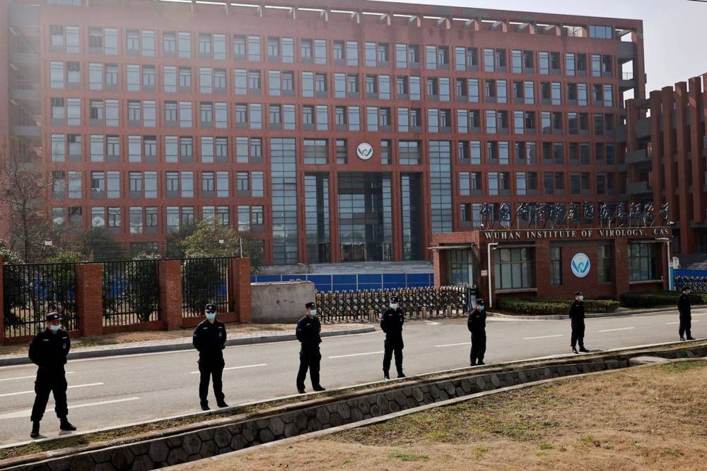 أفراد من الأمن الصيني يقفون خارج مختبر ووهان.