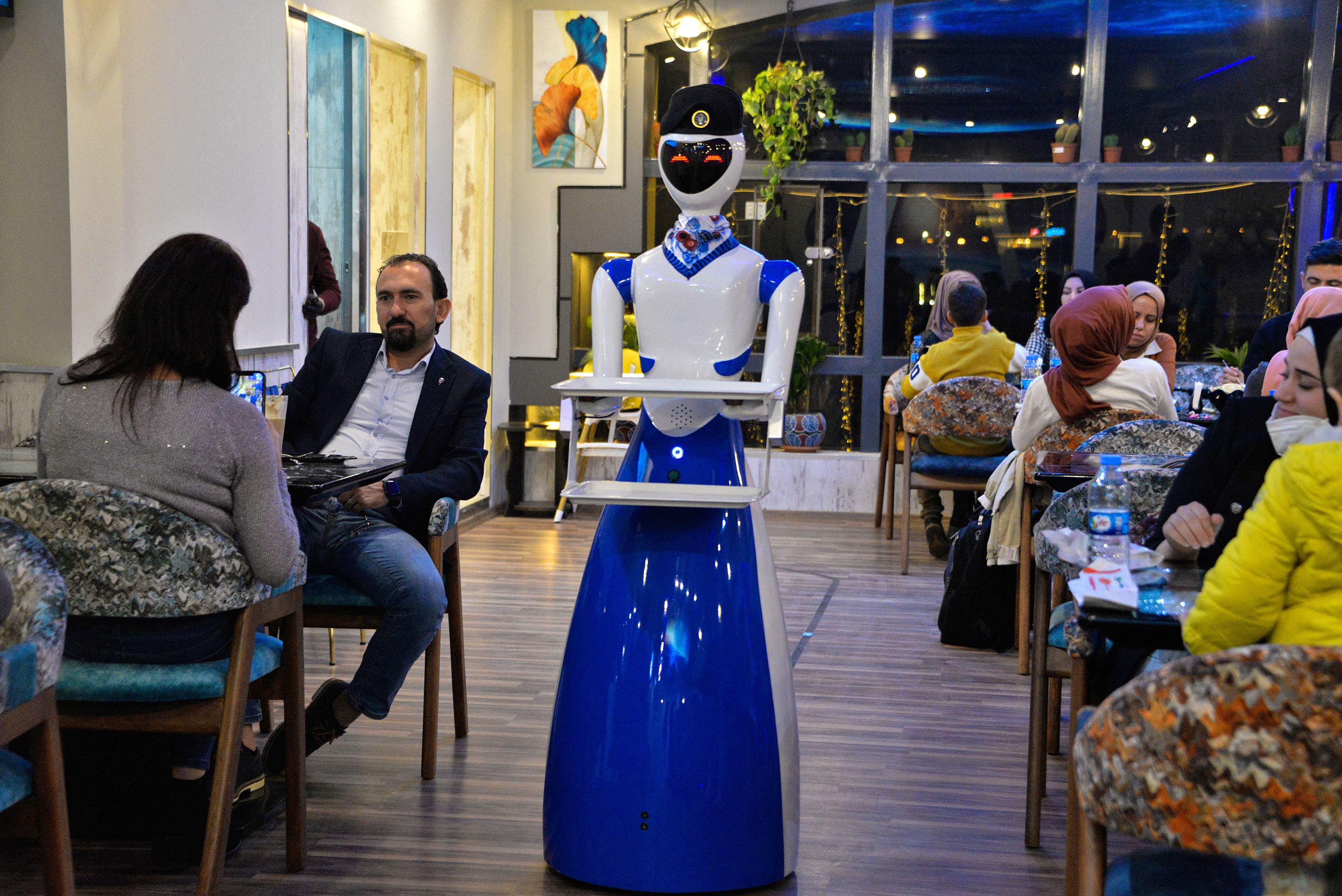 في الموصل العراقية .. روبوت ينقل زبائن مطعم في رحلة نحو المستقبل