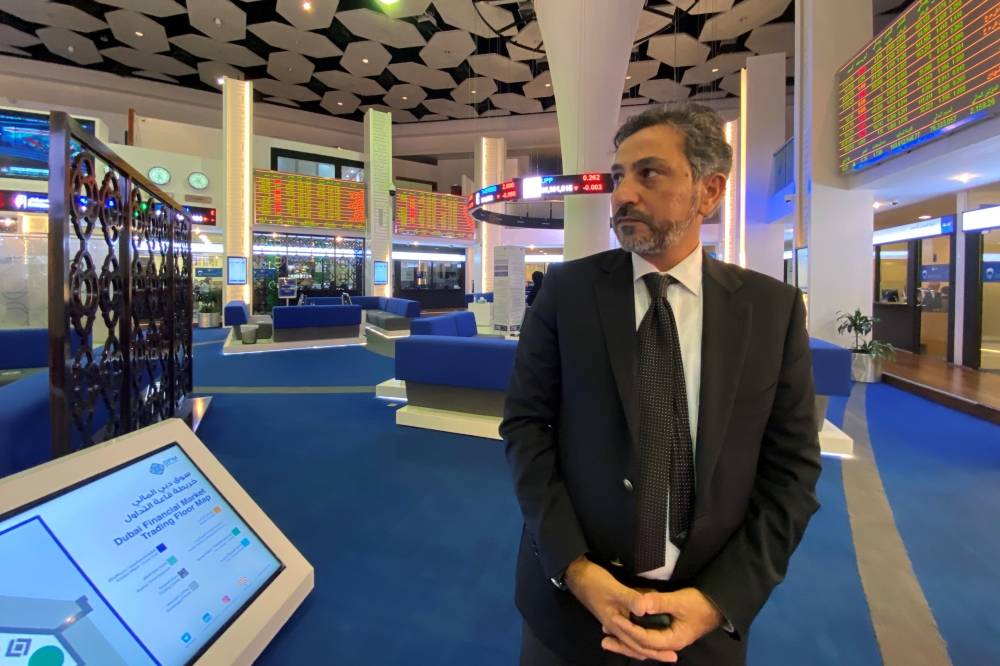 نزل مؤشر دبي 5.2 في المائة أمس مع هبوط أسعار أغلب الأسهم المدرجة عليه.