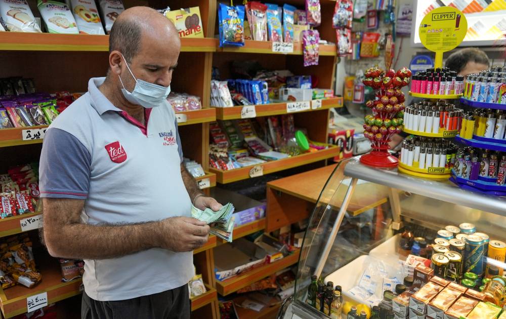 فقدت الليرة اللبنانية 90 في المائة من قيمتها خلال العامين الأخيرين. "رويترز"