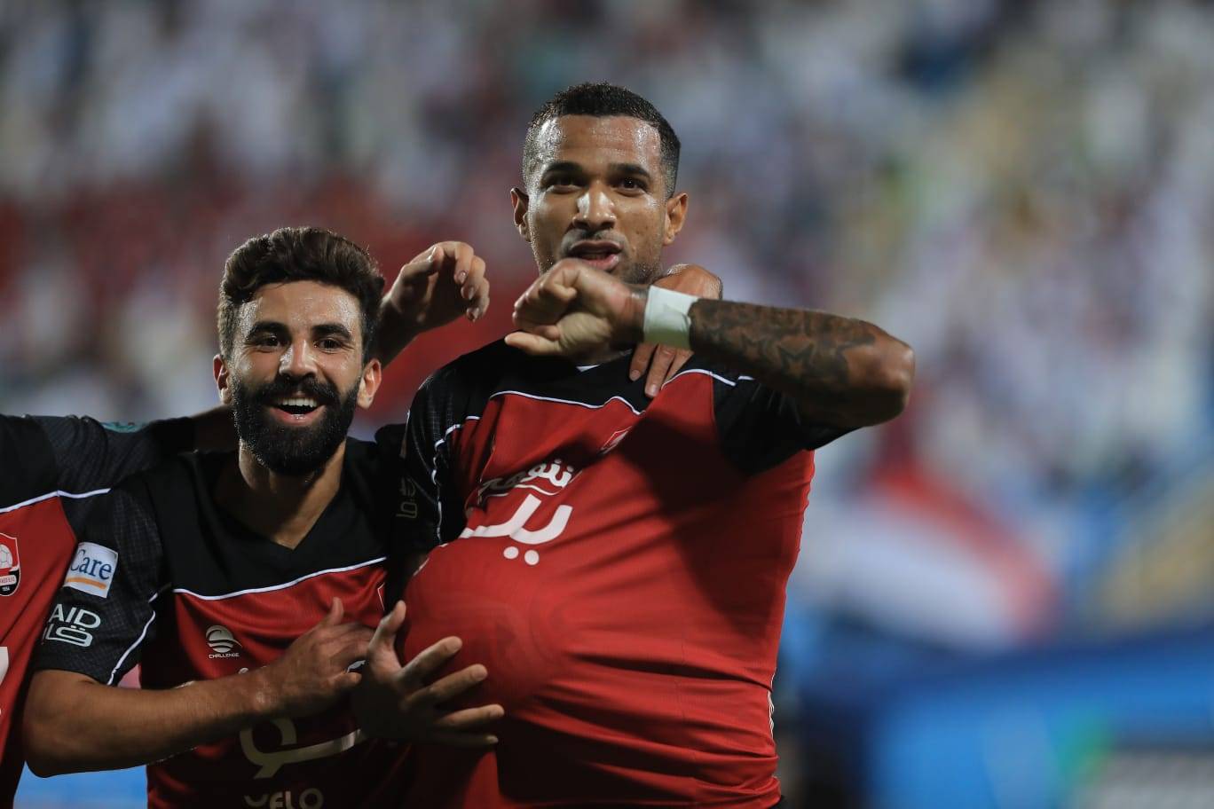 سانتوس محتفلا بالهدف الأول في الطائي. تصوير: سعد العنزي ـ "الاقتصادية"