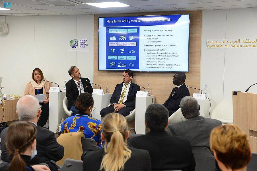 جانب من جلسة النقاش التي حضرها عدد من الأكاديمين والمهتمين بقضايا المناخ. "واس"