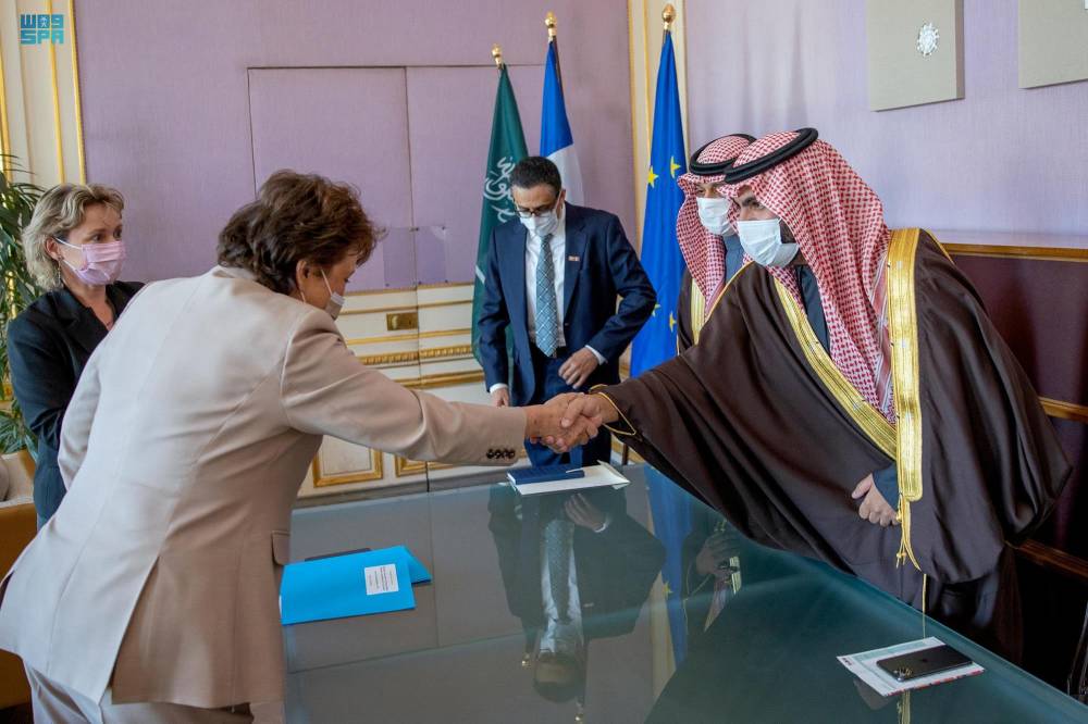 الأمير بدر بن عبدالله بن فرحان خلال لقائه وزيرة الثقافة الفرنسية في باريس أمس."واس"