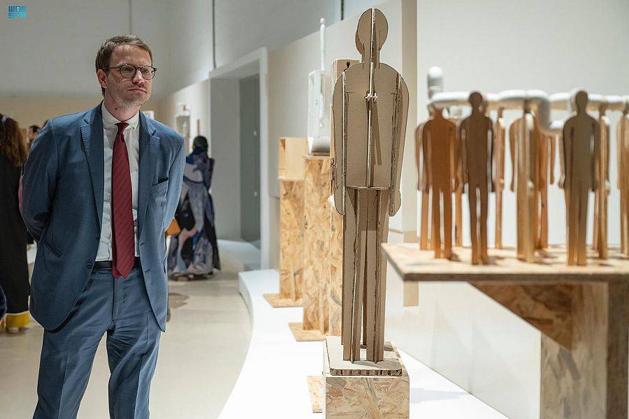 يضم أكثر من 40 عملا يحمل توقيع 27 فنانا.