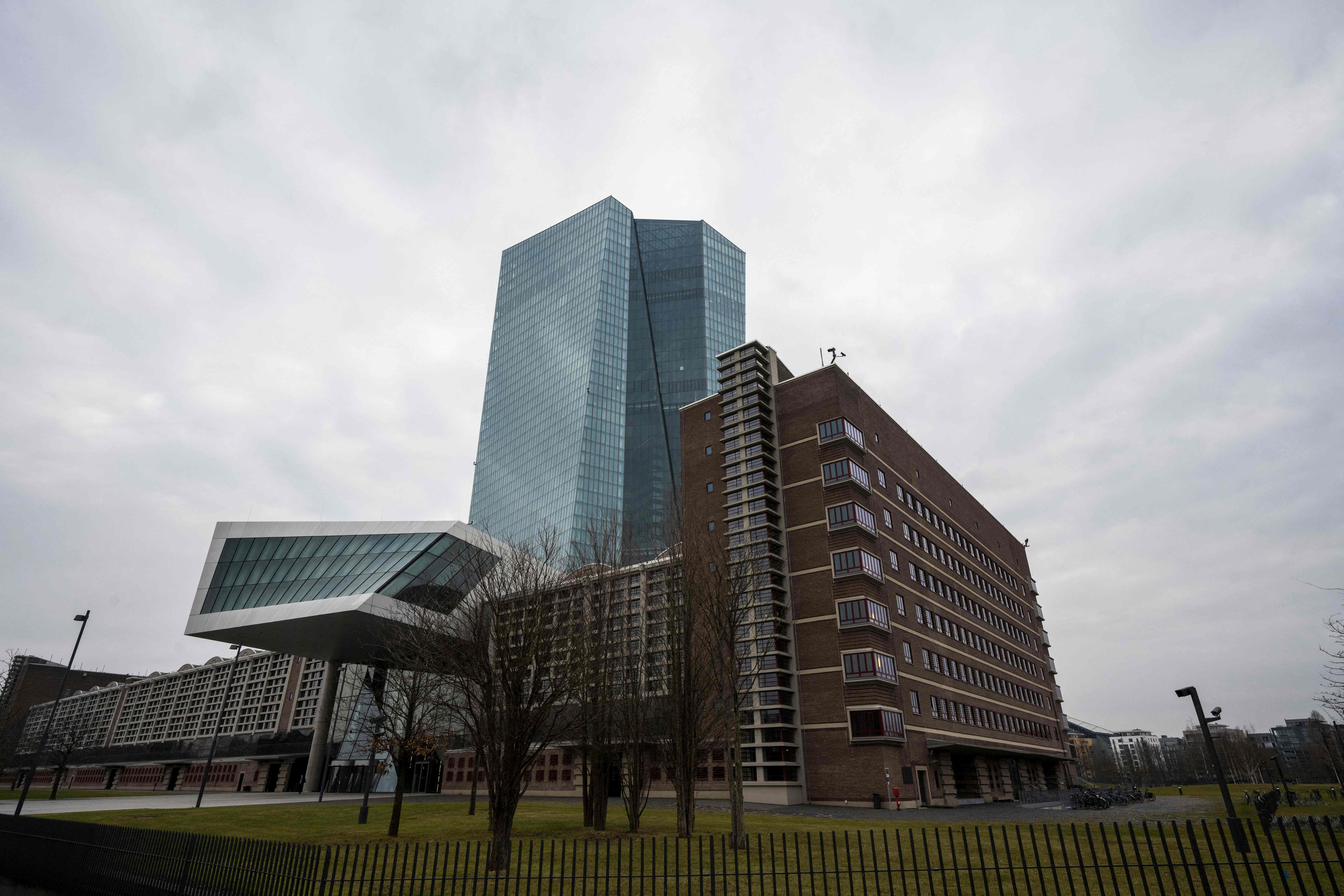 المركزي الأوروبي ينهي برنامج شراء السندات لمواجهة كورونا العام المقبل 