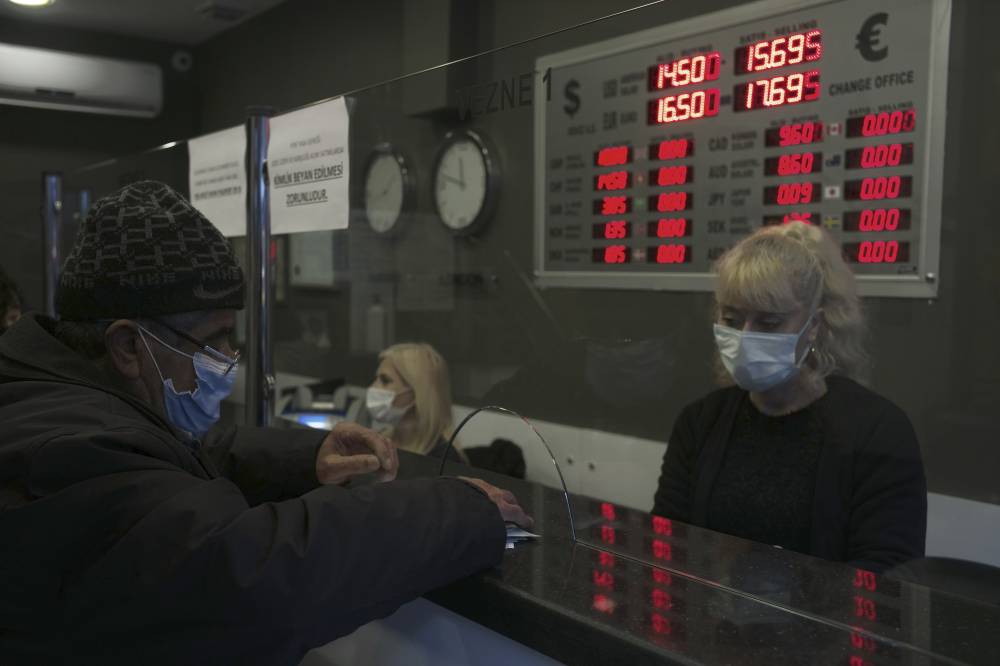 العملة التركية هوت 8 في المائة أمس إلى انخفاض قياسي جديد أمام الدولار. "أ.ب"