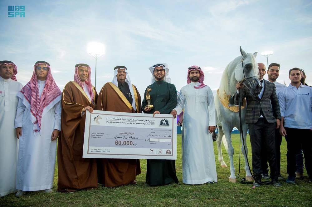 أمير الرياض بالنيابه يتوج الفائزين أمس. واس