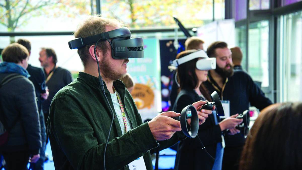 


الـ «ميتافيرس» تغير مفهوم الإنترنت عالميا وتوفر ملايين الفرص الوظيفية.