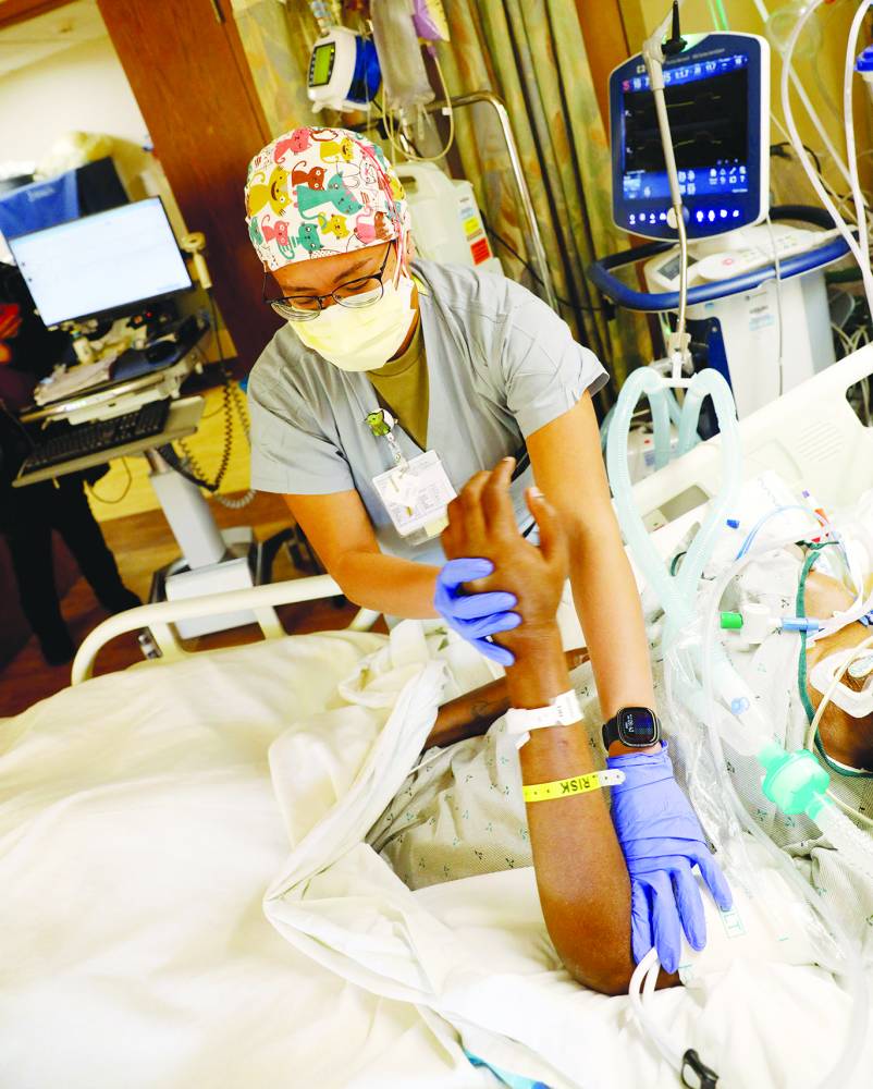 ممرضة تعتني بمريض كوفيد في مستشفى عسكري في ولاية ميتشيجان الأمريكية. 'الفرنسية'