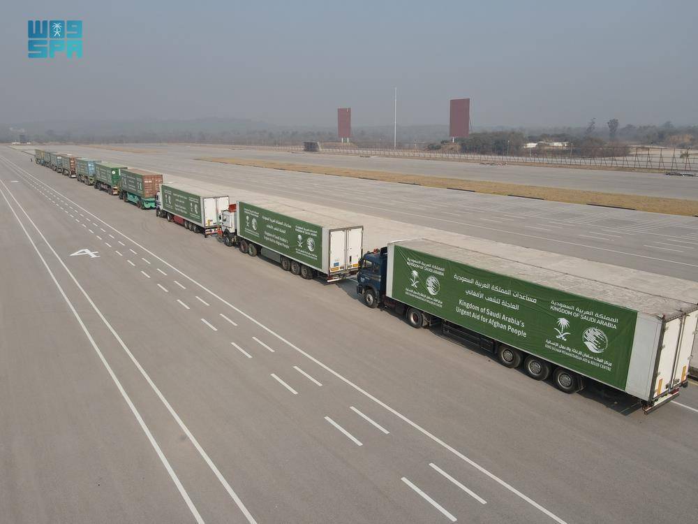 أولى طلائع الجسر البري السعودي إلى أفغانستان. «واس»