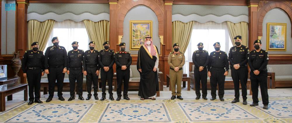 أمير المدينة المنورة خلال استقبال رجال الدوريات الأمنية.