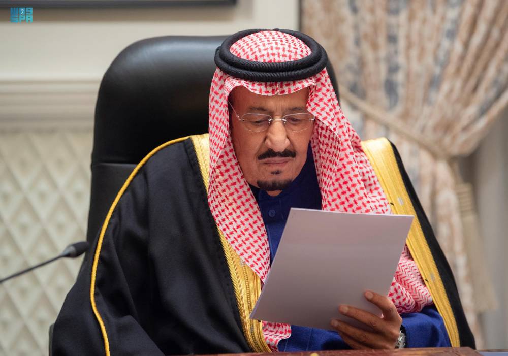 خادم الحرمين الشريفين خلال افتتاحه أعمال السنة الثانية من الدورة الثامنة لمجلس الشورى عبر الاتصال المرئي أمس. «واس»