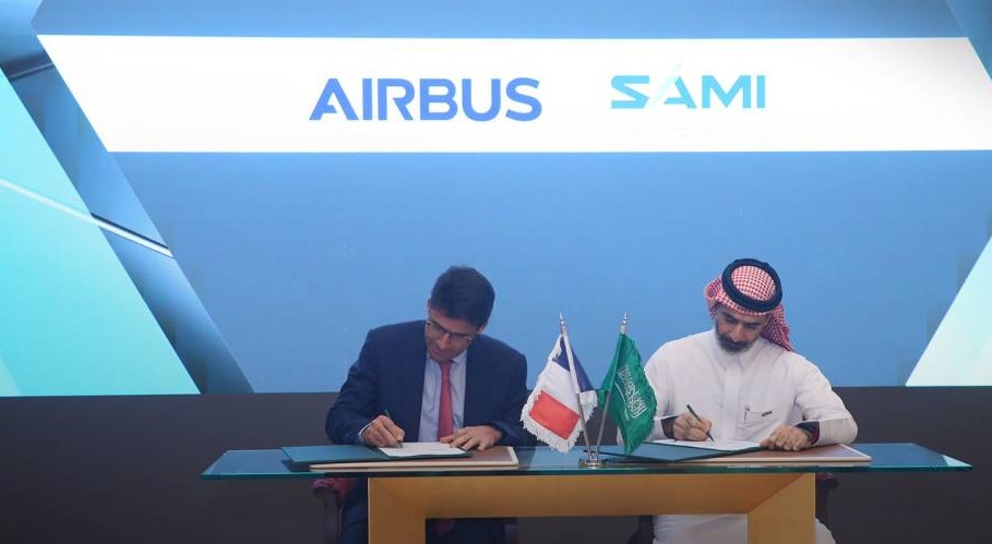 جانب من توقيع الاتفاقية بين شركتي الصناعات العسكرية وإيرباص الفرنسية، أمس.