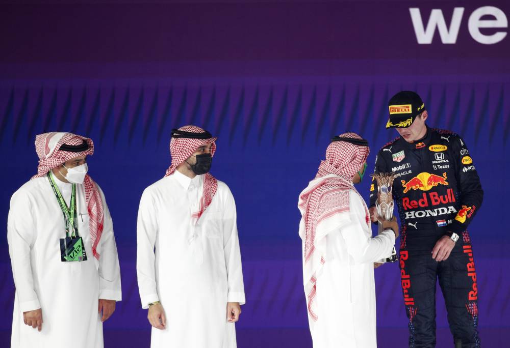 فيرشتابن لحظة تسلمه كأس المركز الثاني.