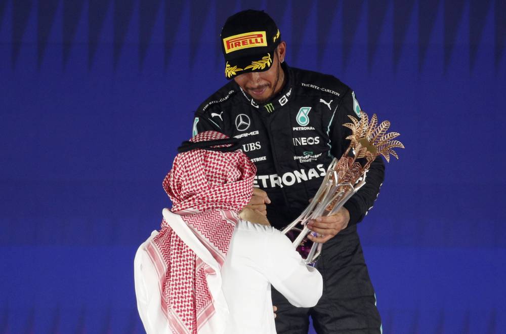 وزير الرياضة يتوج هاميلتون بكأس السعودية الكبرى. رويترز