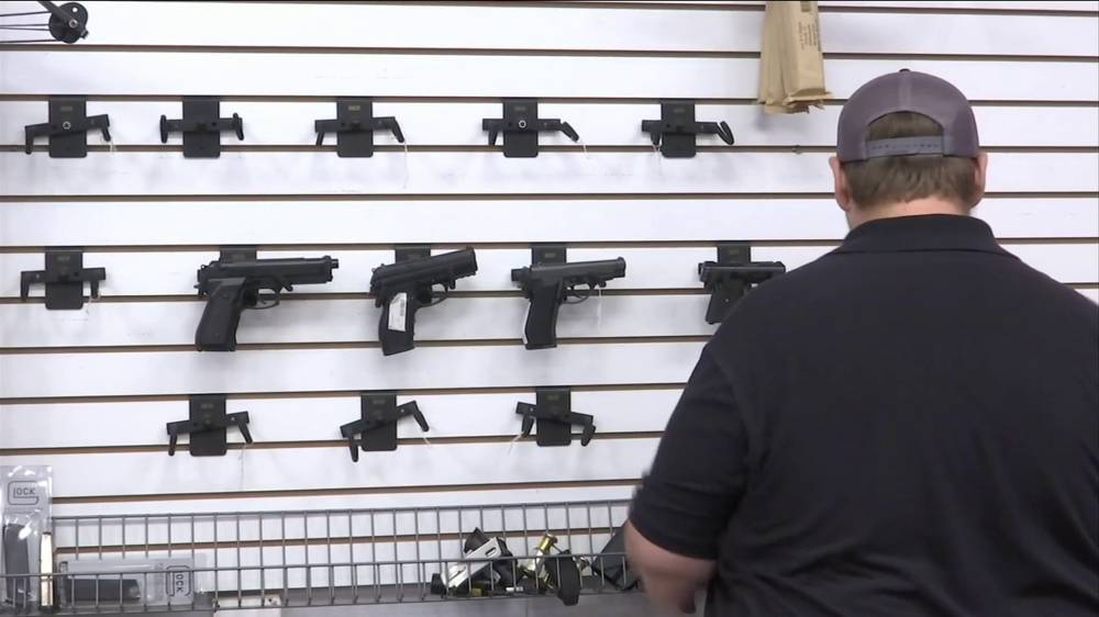 التدابير المتخذة لوقف انتشار الفيروس عطلت سلاسل التوريد في قطاع الأسلحة.