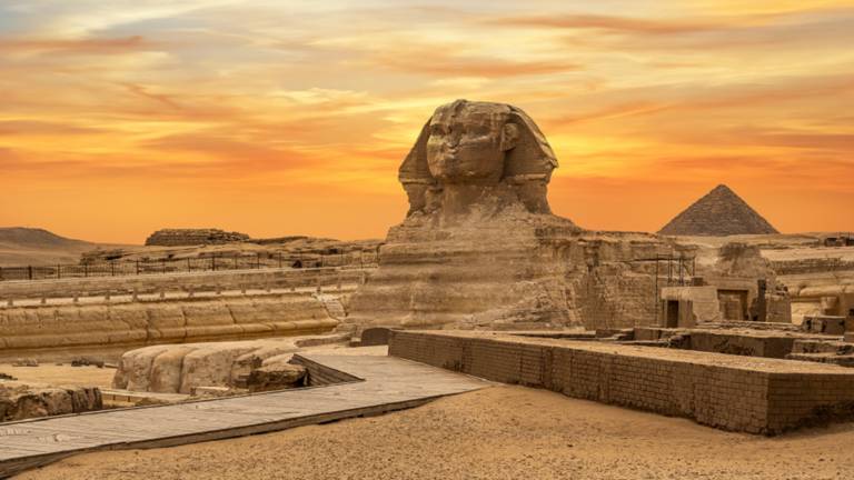 اكشتفت مومياء أخرى في فبراير الماضي ودُفنت أيضا بلسان من الذهب.