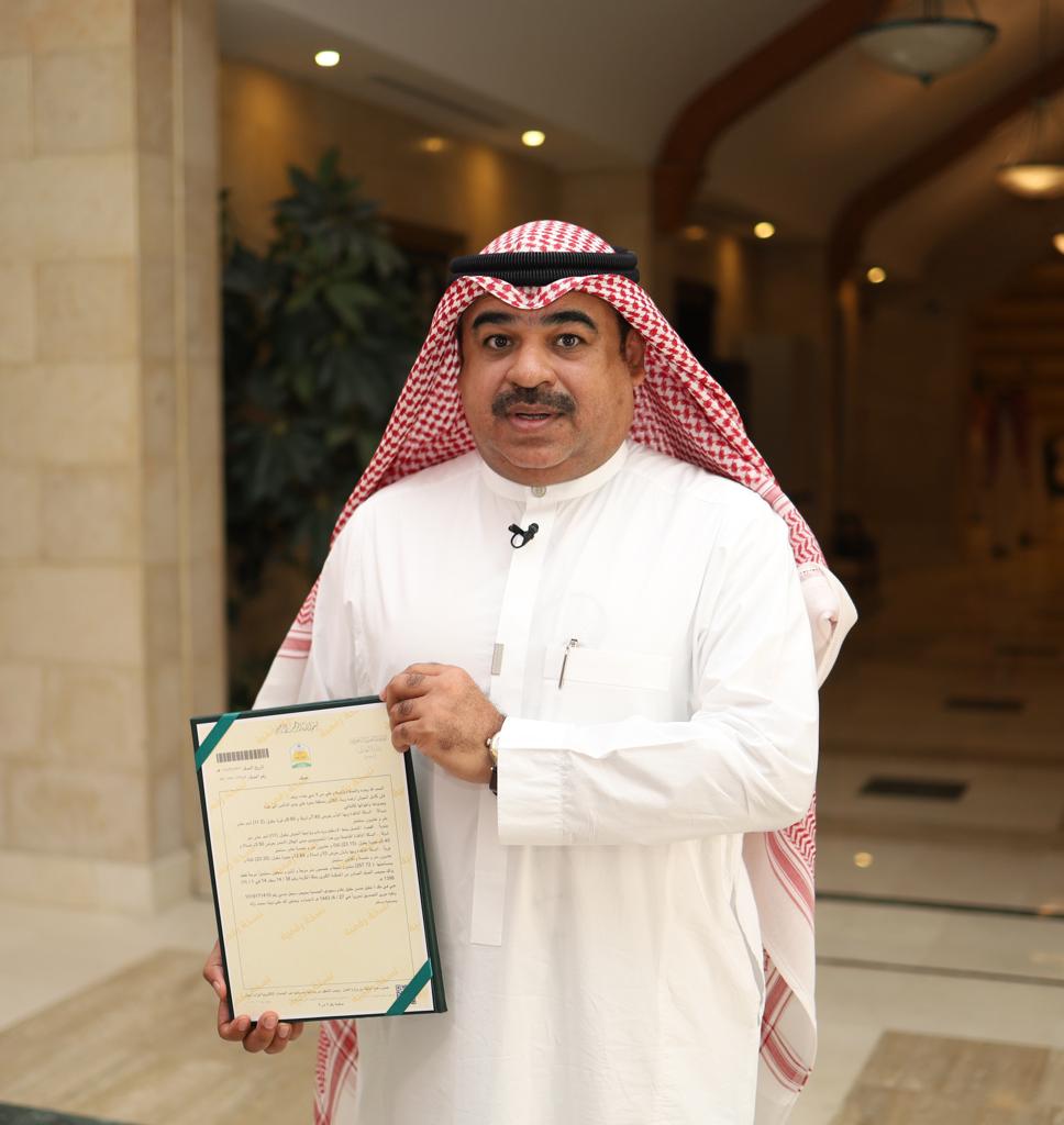 أمير مكة يسلم بعض المواطنين صكوك عقاراتهم بعد إنجازها من "إحكام"