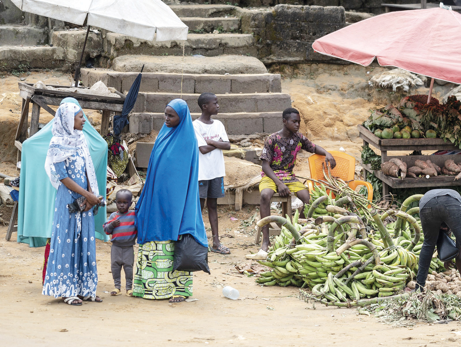 متسوقون في سوق بدائية للخضار في مدينة دوالا الكاميرونية