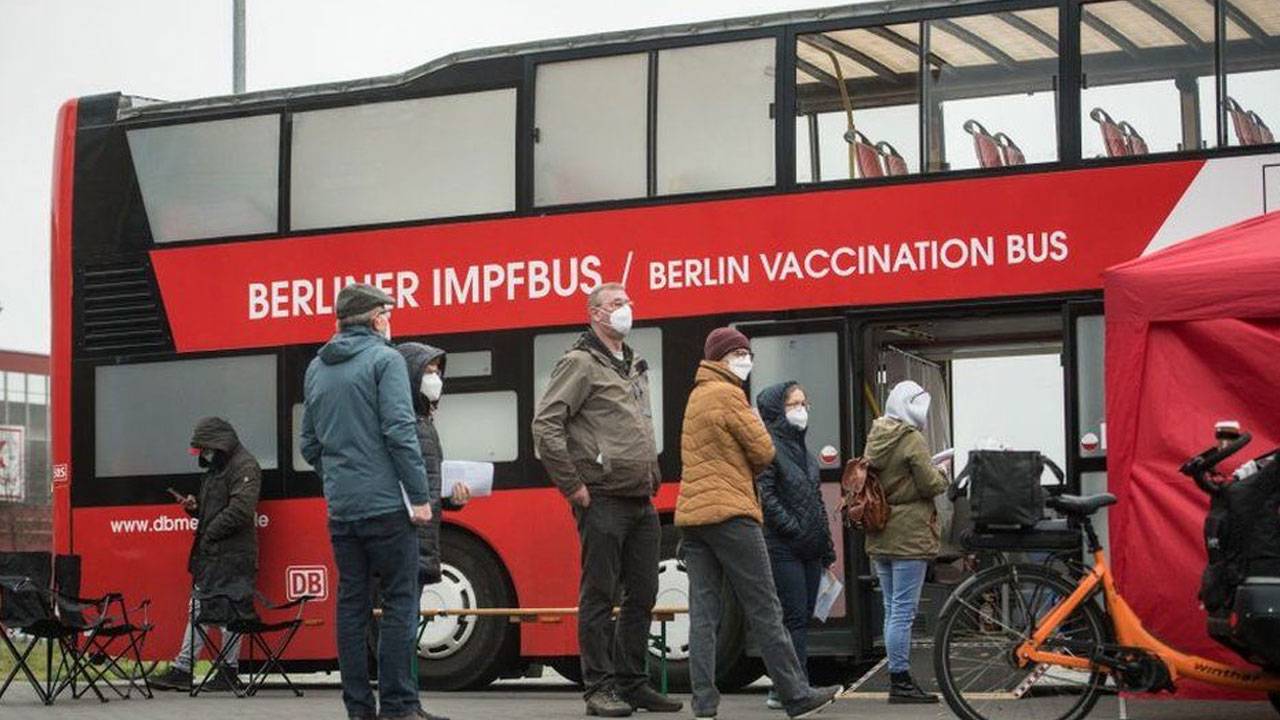 متسوقون في الرياض خلال شرائهم مستلزمات العيد قبل بدء منع التجول الكلي في المملكة