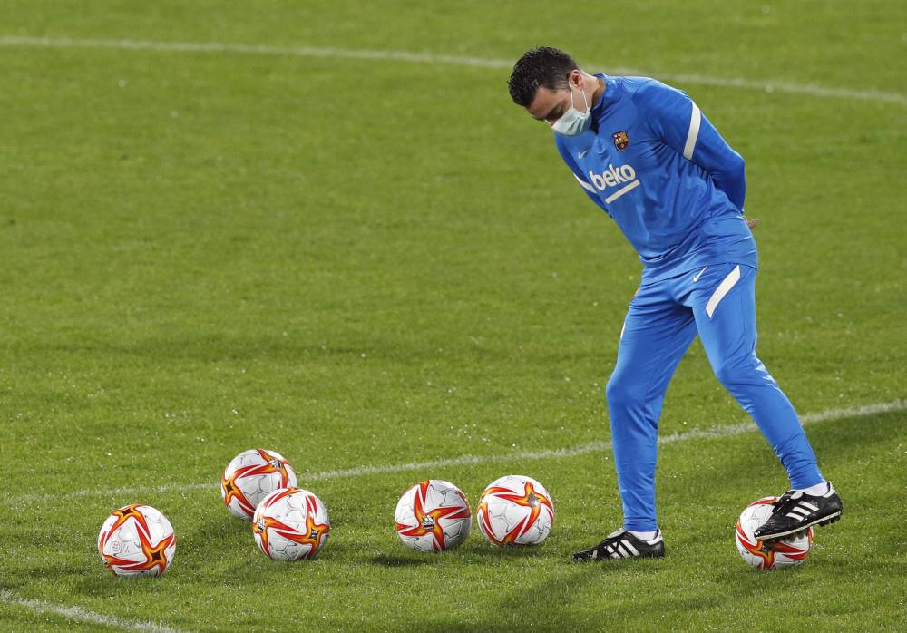 تشافي خلال تدريب برشلونة. رويترز