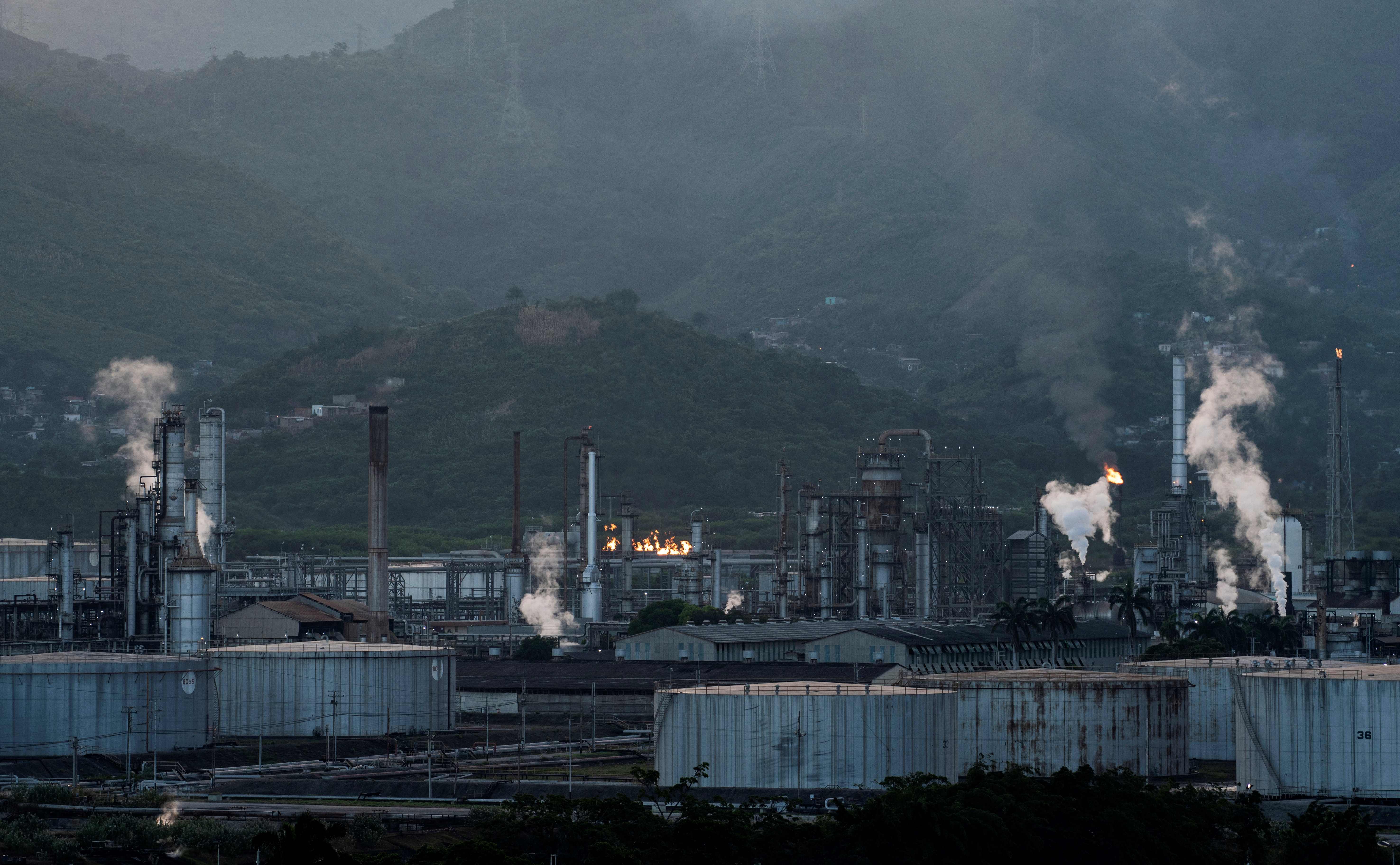 من أوج نشاطها إلى أسوأ حال .. قصة انهيار صناعة النفط للعملاق اللاتيني