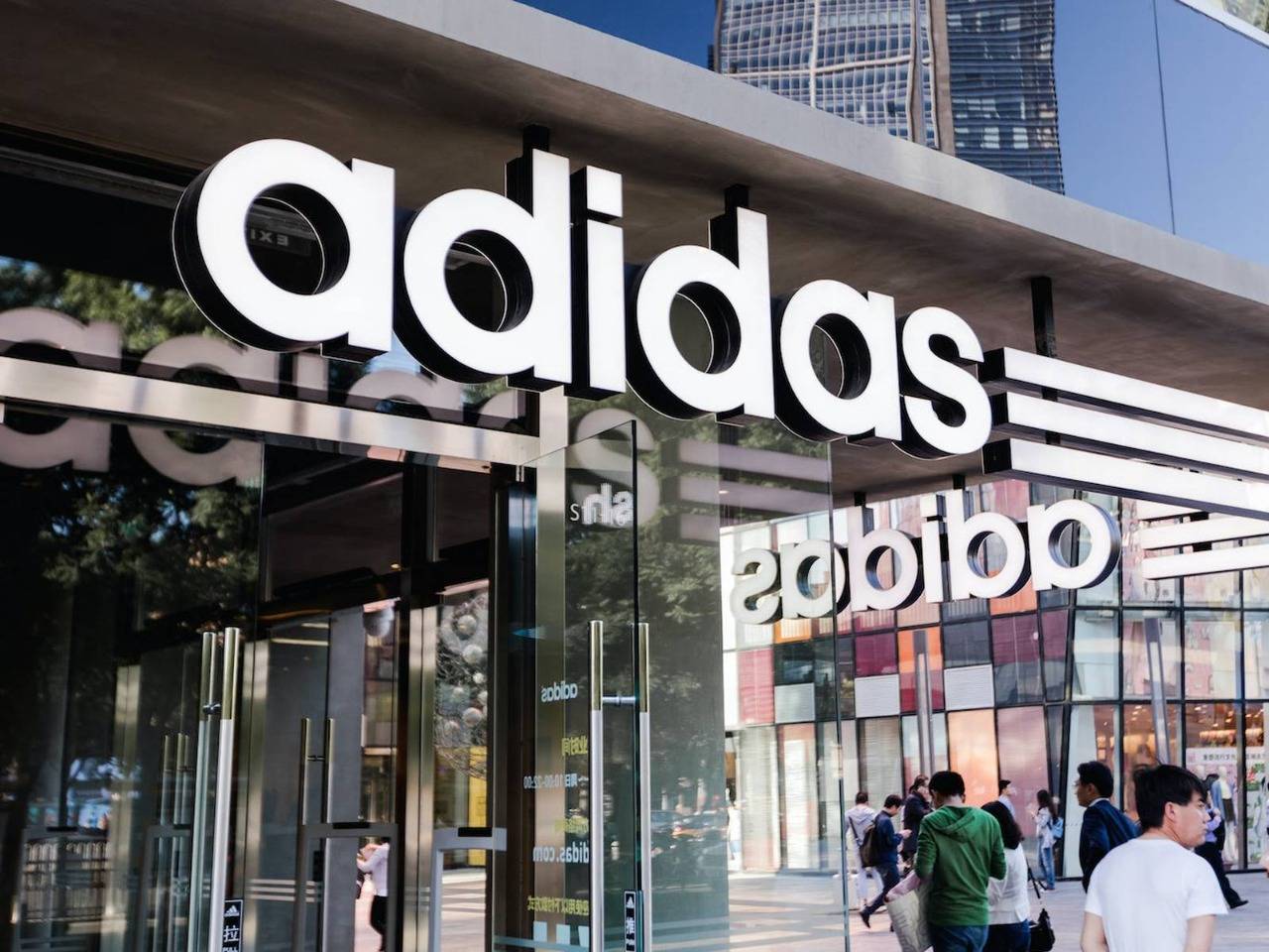 أدت اضطرابات سلاسل الإمداد إلى خفض نمو عائدات "أديداس" بنحو 600 مليون يورو.