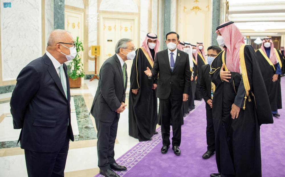 الأمير محمد بن سلمان يتبادل التحية مع الوفد المرافق لرئيس الوزراء.