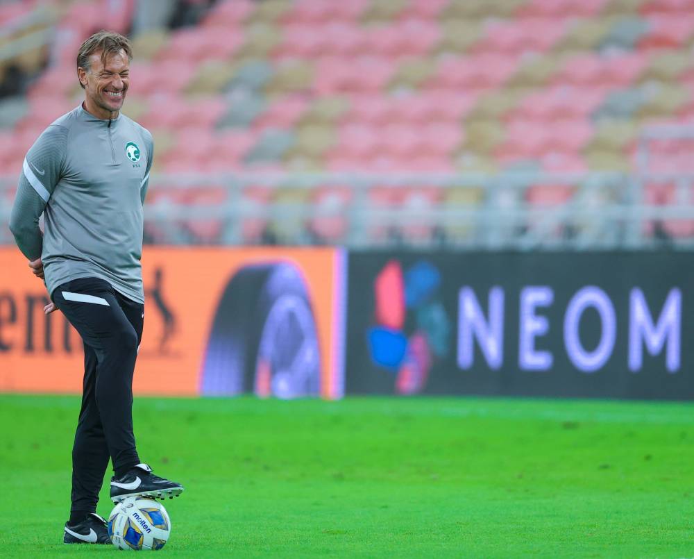 رينارد خلال مران الأخضر أمس.