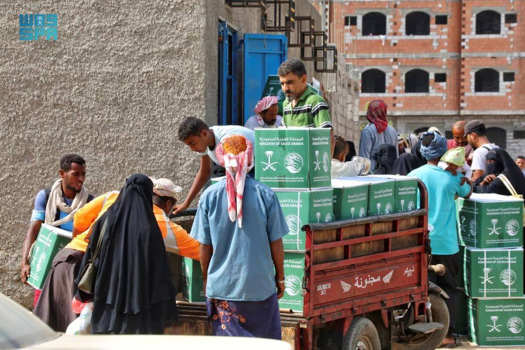 جانب من توزيع السلال الغذائية في محافظة عدن. "واس"