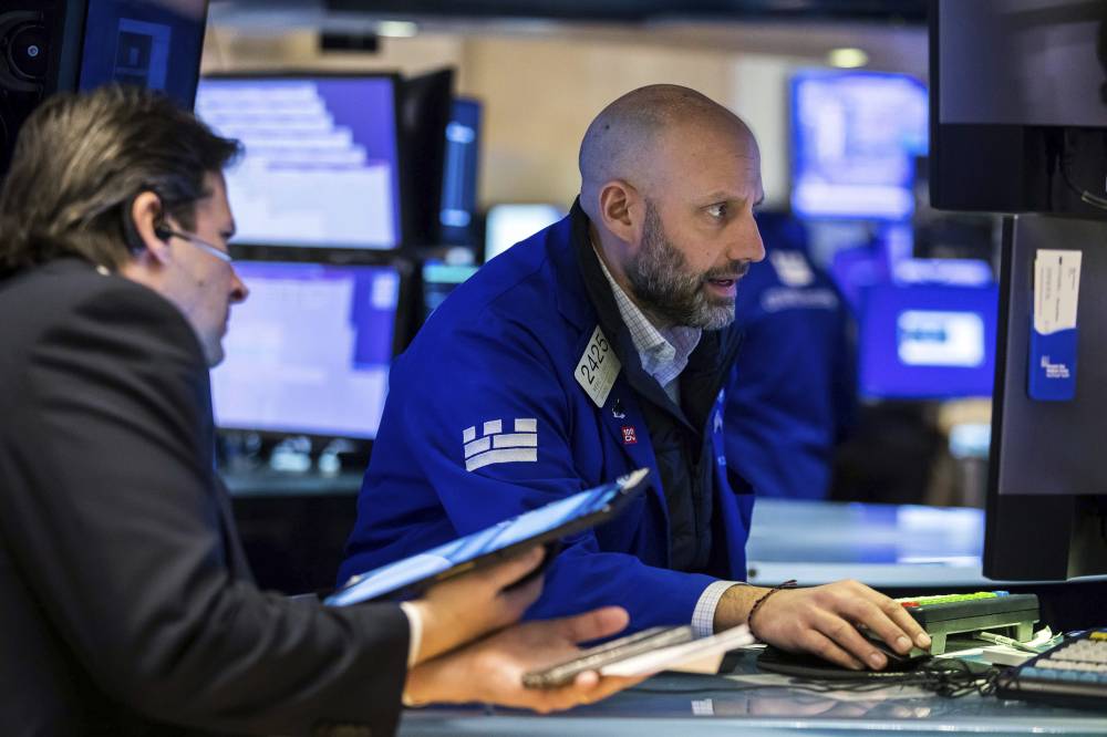 ارتفع مؤشر داو جونز الصناعي إلى 35267.89 نقطة، أمس. "أ ب"