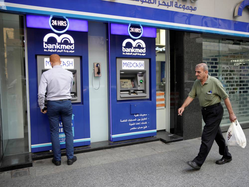 المودعون في لبنان عاجزون عن التصرّف بأموالهم خصوصاً بالدولار، بينما فقدت الودائع بالليرة قيمتها.