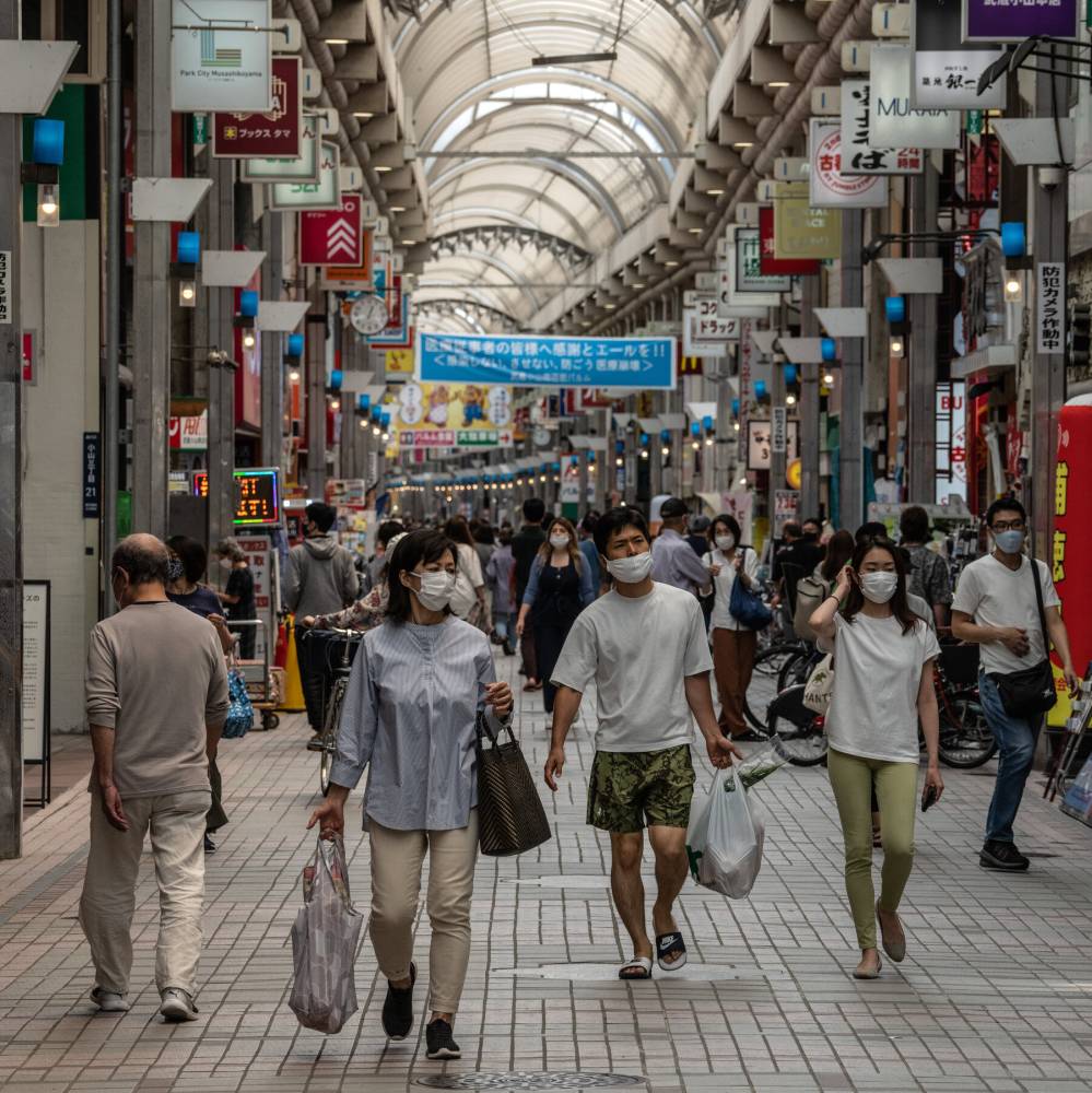 متسوقون في شارع تجاري في طوكيو. أخيرا شهدت الأسعار في اليابان أول ارتفاع لها منذ 1979. تصوير: كارل كورت «جيتي»