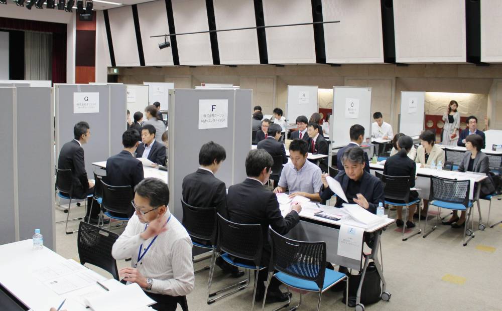 ممثلو شركات يجرون مقابلات توظيف مع طلاب جامعيين في اليابان.
