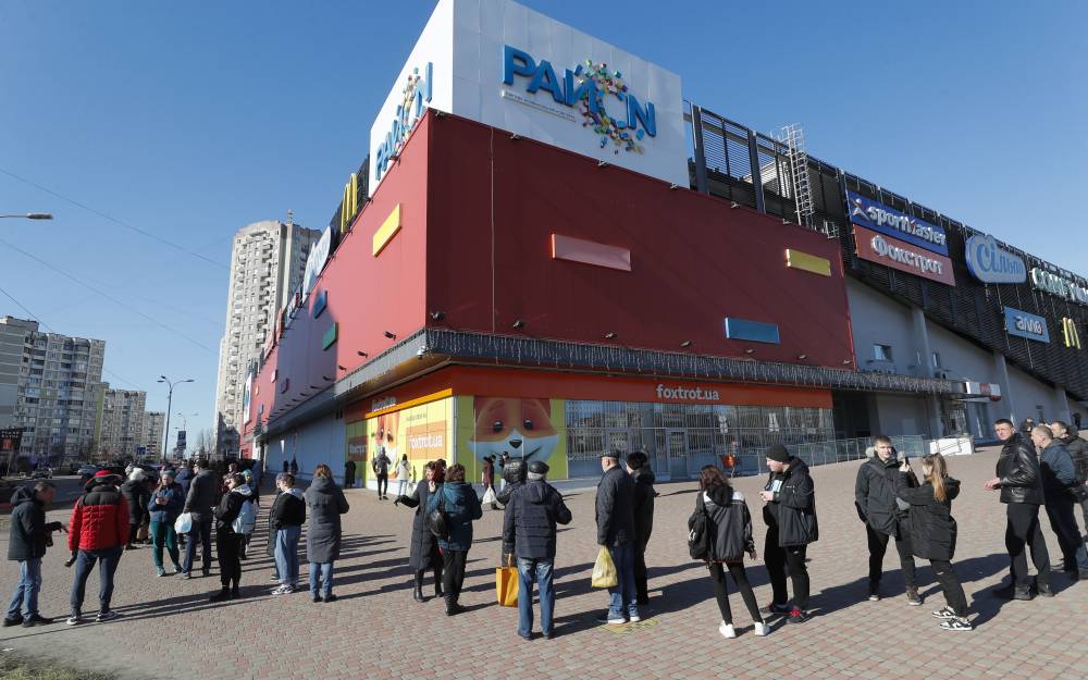 أوكرانيون في طابور أمس في كييف أمام متجر في كييف أمس في ظل مخاوف نقص الغذاء. "إ.ب.أ"