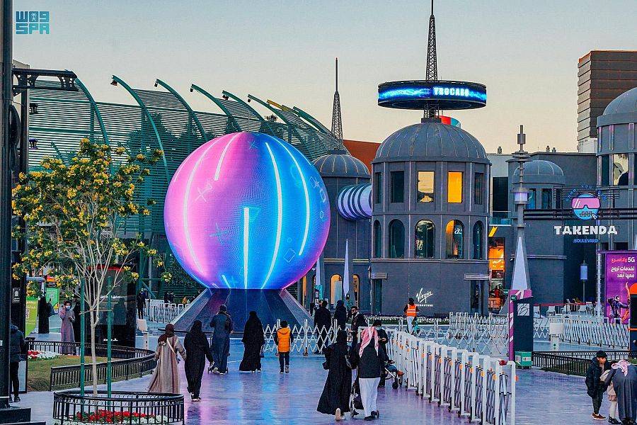 تستخدم الكرة المضيئة جميع أنواع التقنية الحديثة.