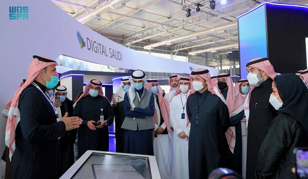 ماجد الحقيل وم. عبدالله السواحة خلال تجولهما في معرض ليب.