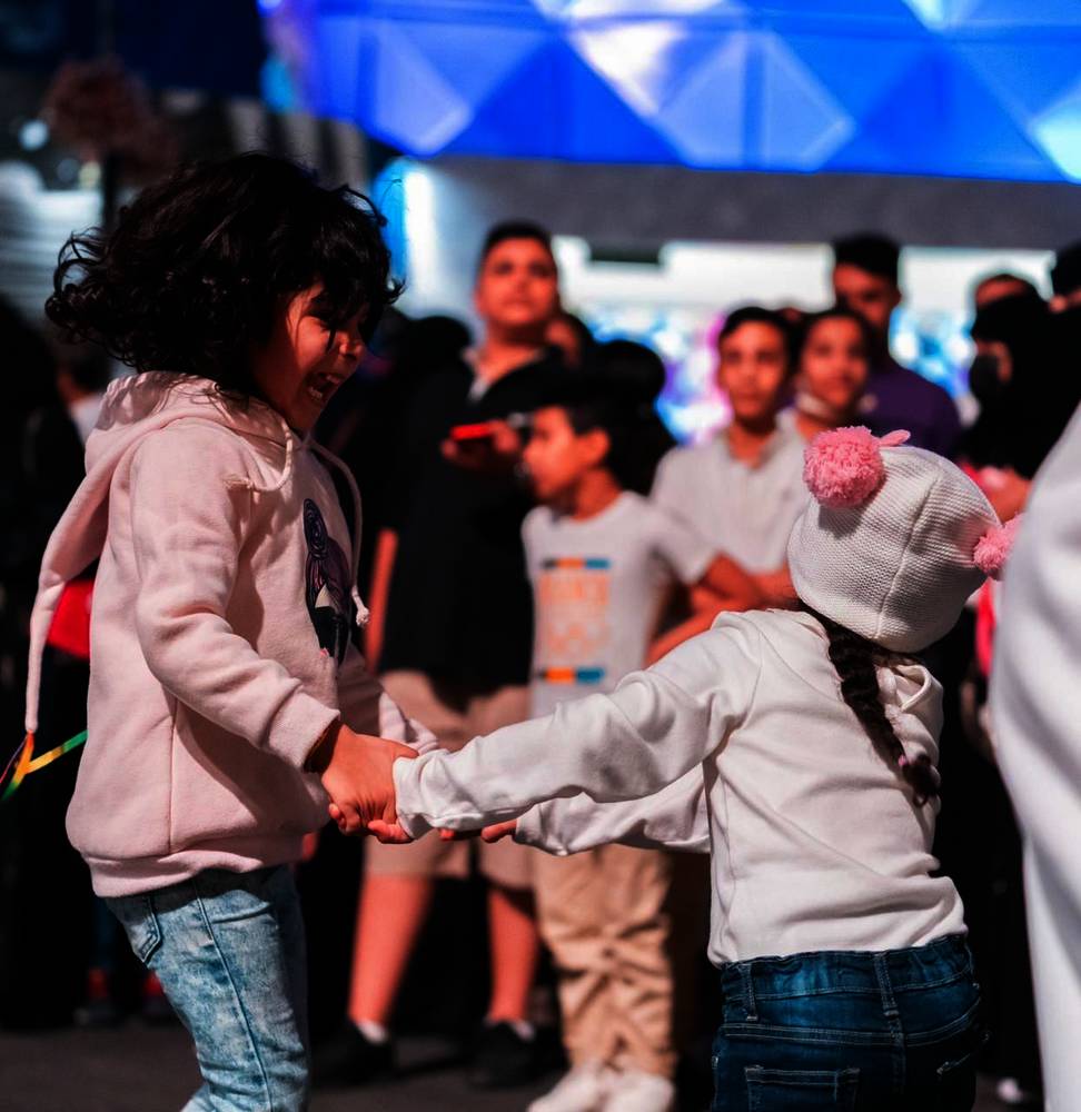 سعادة الأطفال بأجواء وجمال منطقة البوليفارد مرسومة على وجوههم.