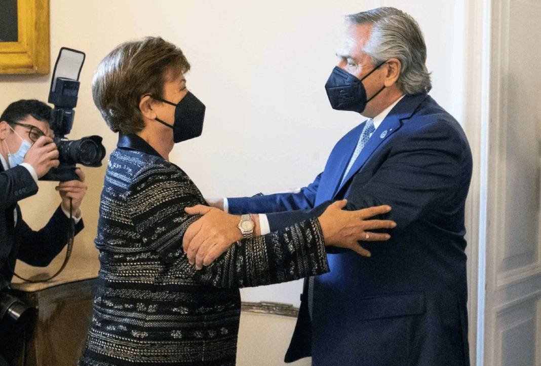 كريستالينا جورجيفا، رئيسة صندوق النقد الدولي، والرئيس الأرجنتيني ألبرتو فرنانديز.